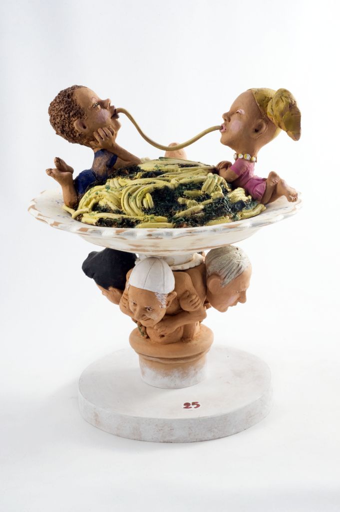 U Rièle, piatto con figure umane (fischietto, a fessura interna, strumenti musicali) di Giannuzzi Antonella - laboratorio (2014)