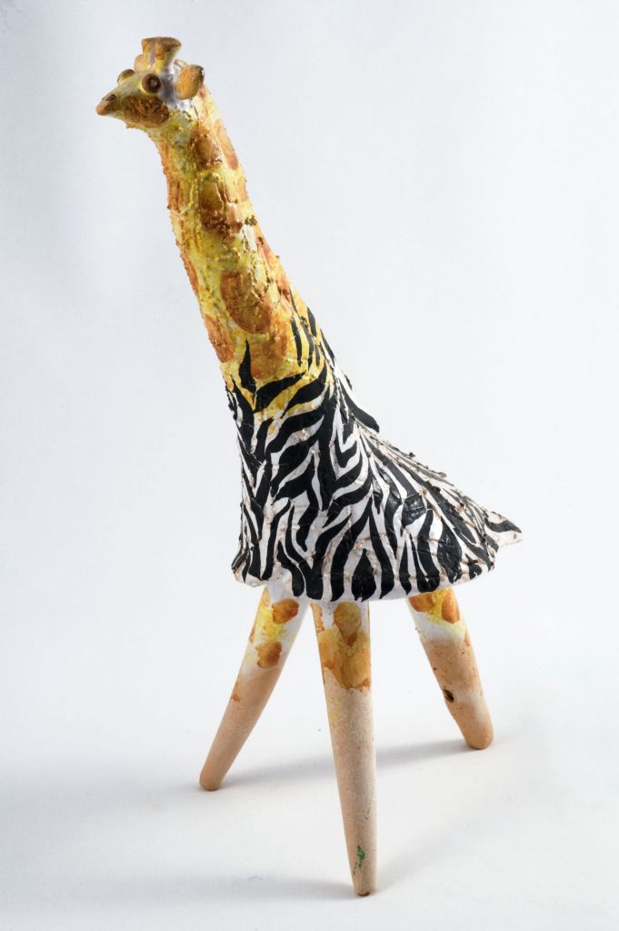 Zeb-raffa, incrocio tra zebra e giraffa (fischietto, a fessura interna, strumenti musicali) di Bonotto Claudio (ceramista) - laboratorio (2004)