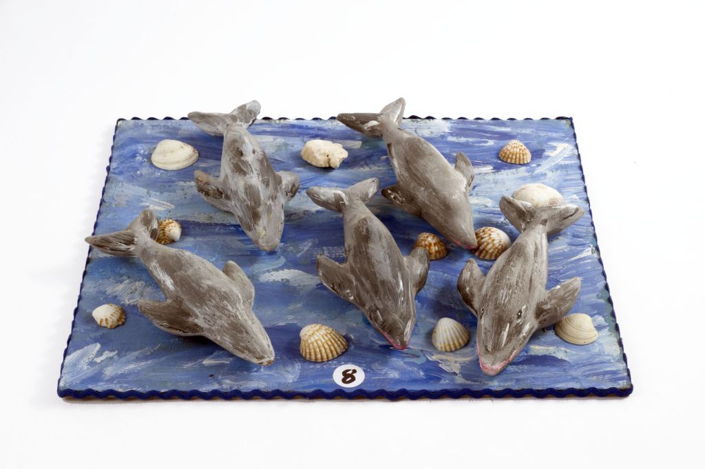 Delfini, delfini su fondale marino (fischietto, a fessura interna, strumenti musicali) di Valenzano Annarita - scuola (1998)