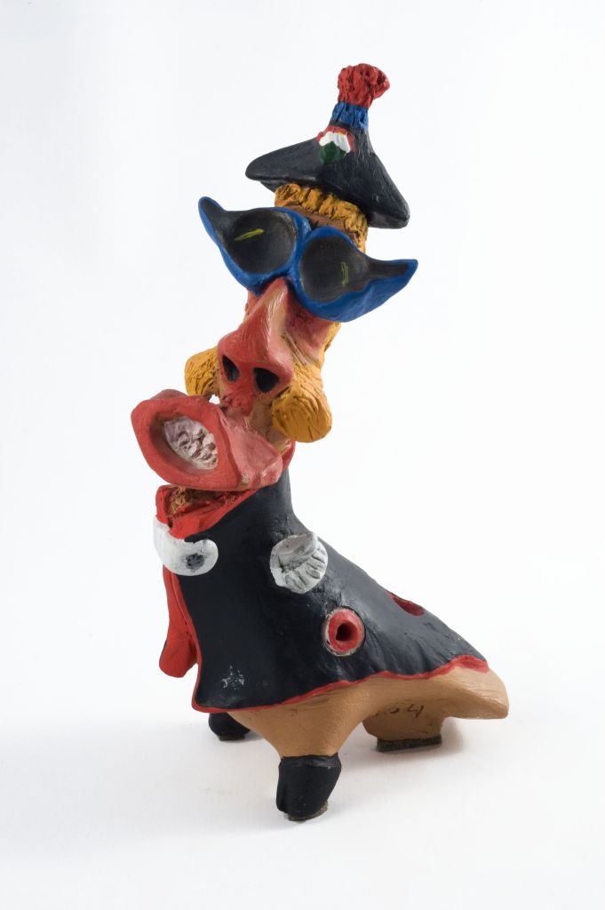 Carabiniere, figura fantastica con volto da carabiniere (fischietto, a fessura interna, strumenti musicali) di Moresca Pippo (ceramista) - laboratorio (2008)
