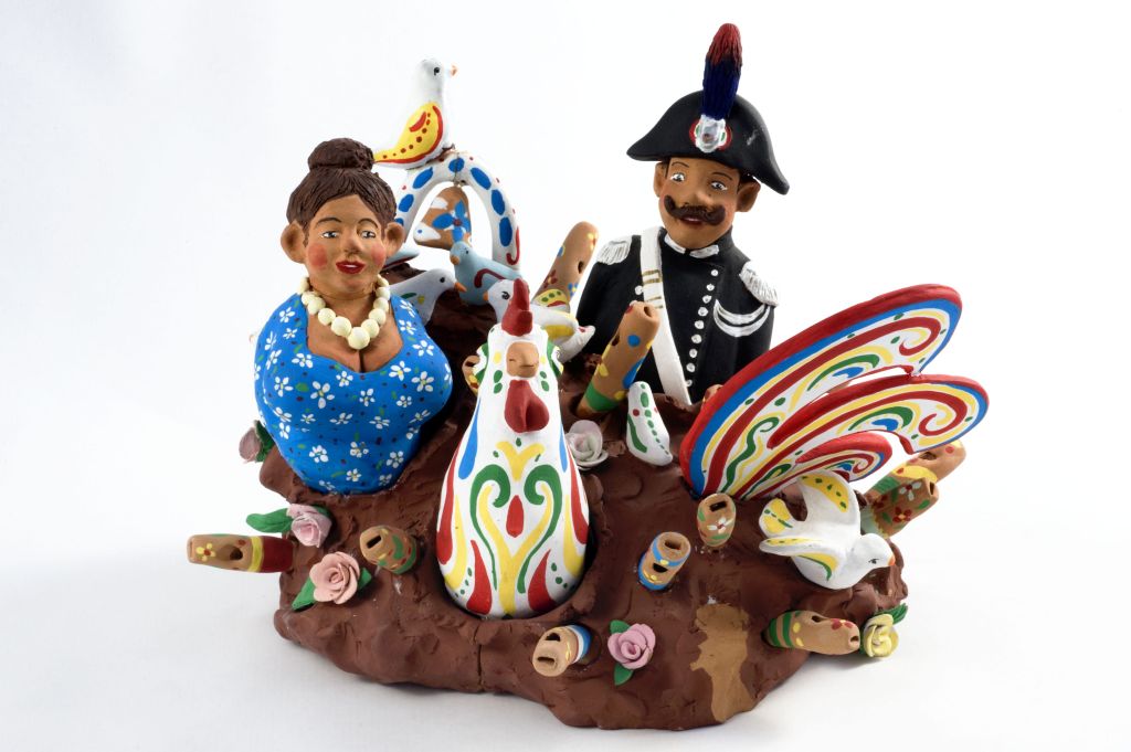 Dalla terra… vent'anni di suoni, colori, allegria, zolla di terra con carabiniere, donna e galletti (fischietto, a fessura interna, strumenti musicali) di Cassano Pasqua (ceramista) - laboratorio (2007)