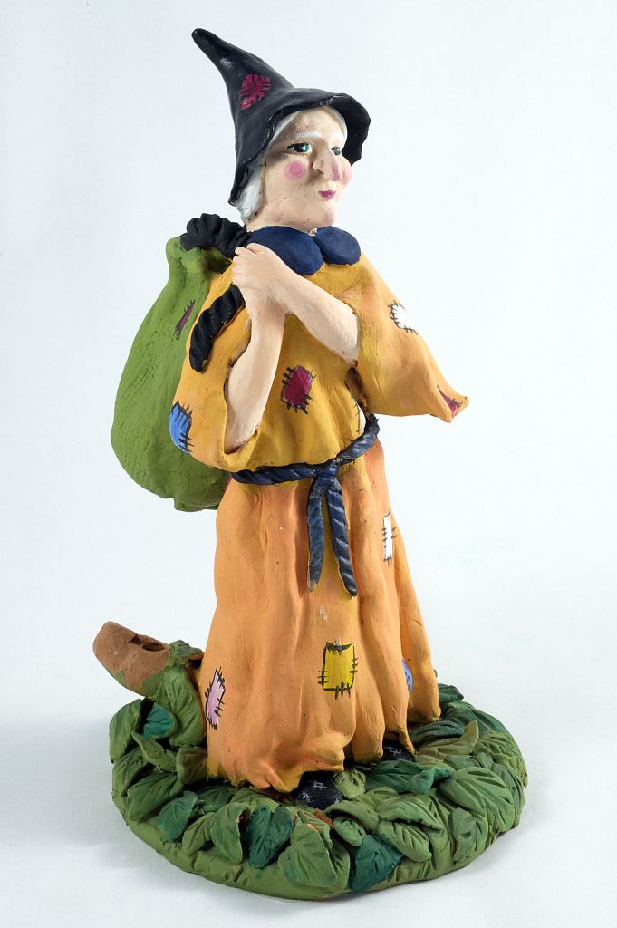 La befana, Figura femminile con sacco (fischietto, a fessura interna, strumenti musicali) di Ferrara Angela (ceramista) - laboratorio (2011)