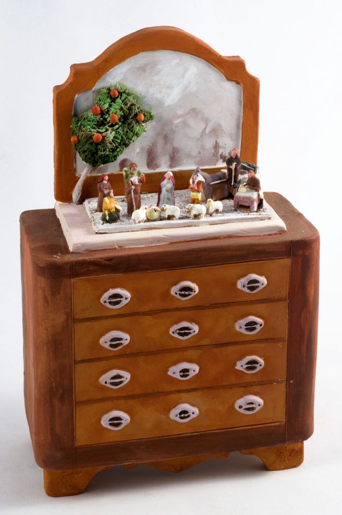 Il presepe sul comò, comò con presepe (fischietto, a fessura interna, strumenti musicali) di Ippolito Giovanni (ceramista) - laboratorio (2011)