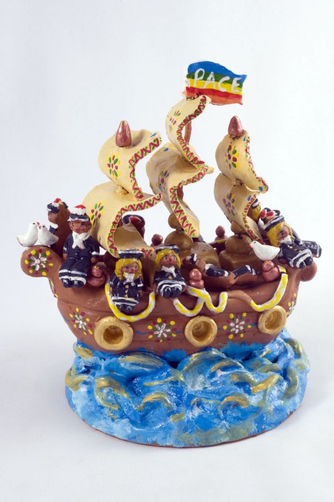 In un mare di pace, barca con marinai (fischietto, a fessura interna, strumenti musicali) di Gasparro Vito Lorenzo - laboratorio (2008)