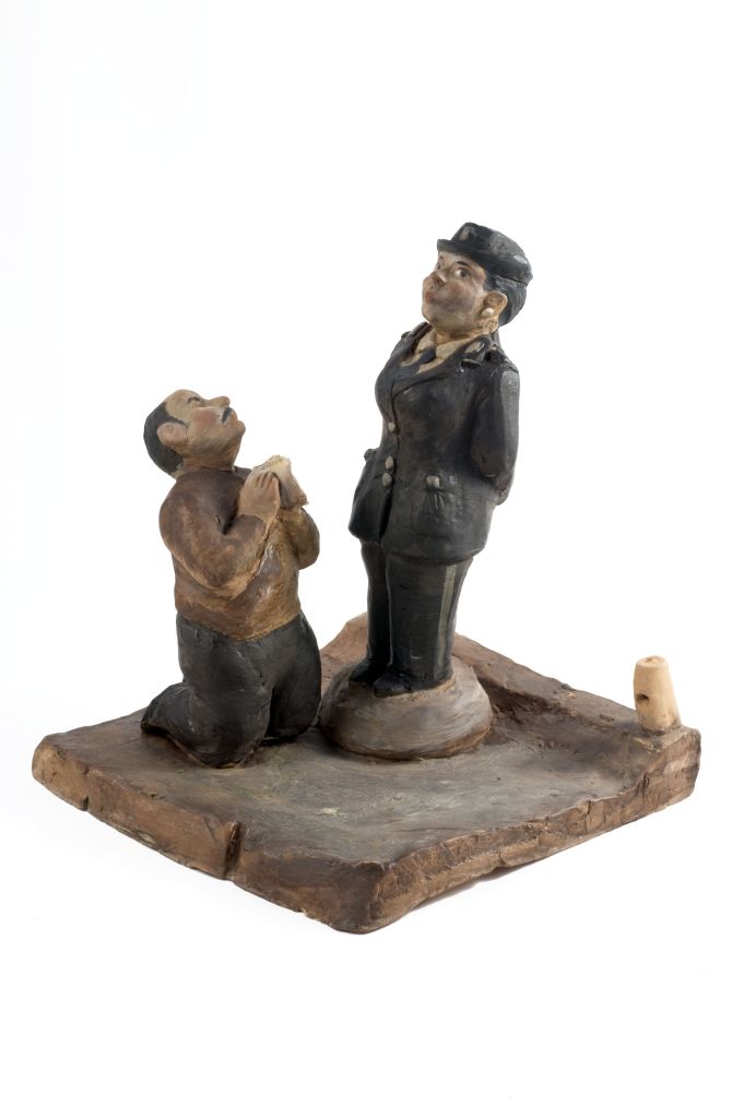 Chi non la da… chi non la toglie, due figure su base sagomata (fischietto, a fessura interna, strumenti musicali) di Laforgia Francesco (ceramista) - laboratorio (2008)