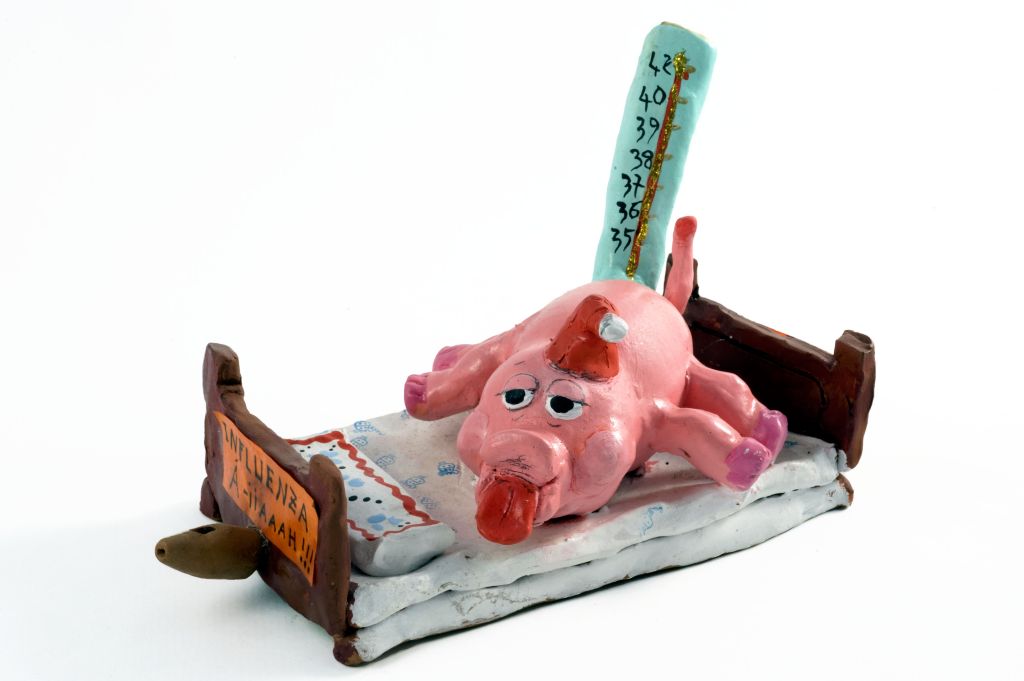 Influenza suina, letto con maialino (fischietto, a fessura interna, strumenti musicali) di Delliturri Giovanna (ceramista) - laboratorio (2010)