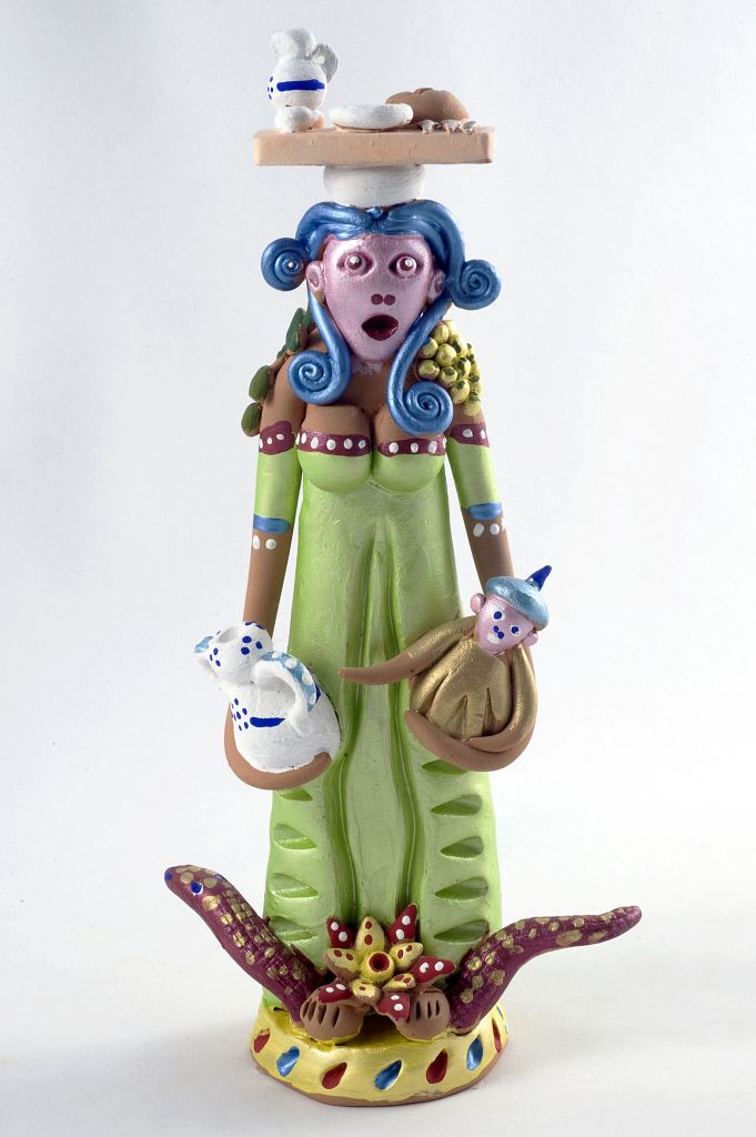 La madre della casa (Madonna Pugliese), figura femminile stilizzata (fischietto, a fessura interna, strumenti musicali) di Giampiero Carlucci (ceramista) - laboratorio (2011)