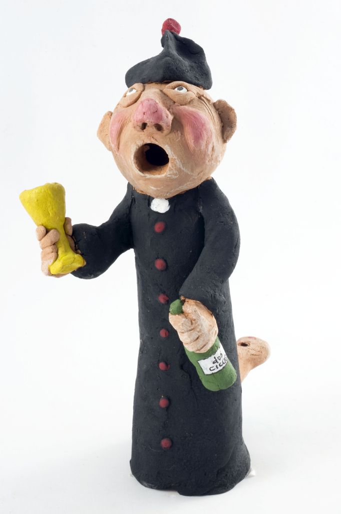 In alto i calici, prete con bicchiere e bottiglia (fischietto, a fessura interna, strumenti musicali) di Altieri Trifone - laboratorio (2011)