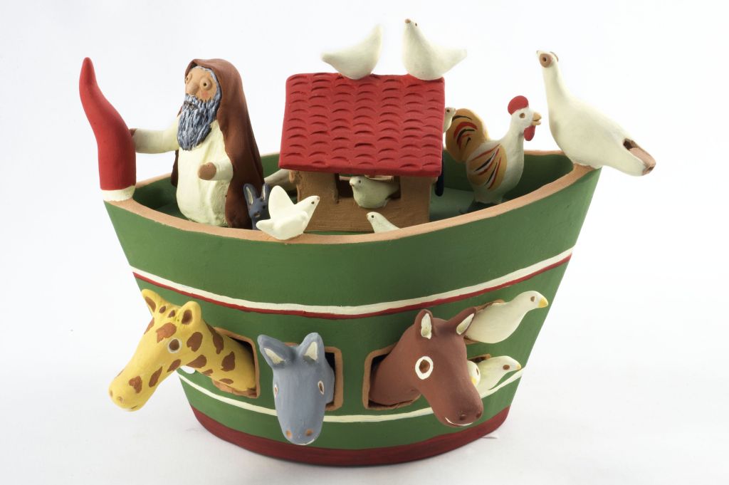 Speriamo che me la cavo, arca con figura maschile e uccelli (fischietto, a fessura interna, strumenti musicali) di Cassano Pasqua Rosaria (ceramista) - laboratorio (2011)