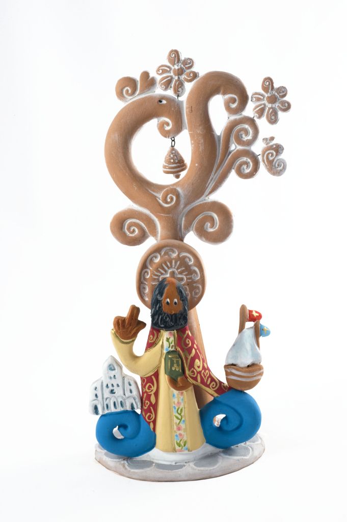 San Nicola tra religione e tradizione, figura maschile con basilica e imbarcazione (fischietto, a fessura interna, strumenti musicali) di Capasso Patrizia (ceramista) - laboratorio (2011)