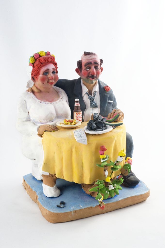 U tavl di ziet, uomo e donna seduti con tavolo (fischietto, a fessura interna, strumenti musicali) di Moccia Vito (ceramista) - laboratorio (2001)