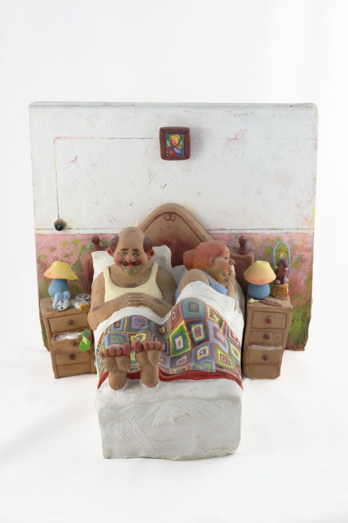 L'attesa, camera da letto con uomo e donna (fischietto, a fessura interna, strumenti musicali) di Moccia Vito (ceramista) - laboratorio (1993)