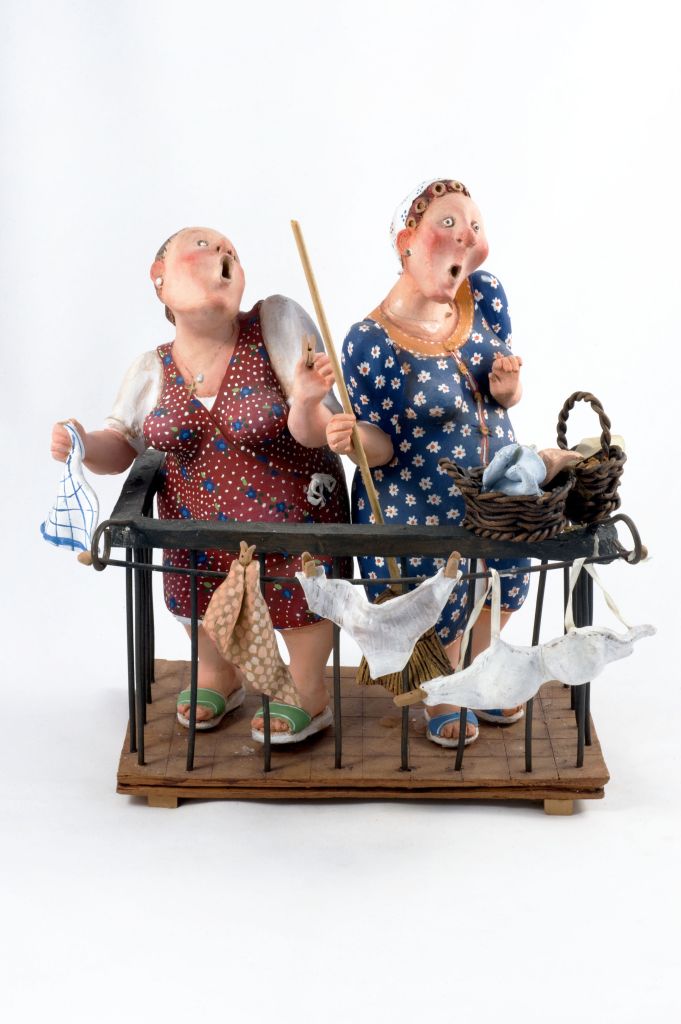 Le comari, donne sul balcone (fischietto, a fessura interna, strumenti musicali) di Romano Daniela Iris (ceramista) - laboratorio (2000)