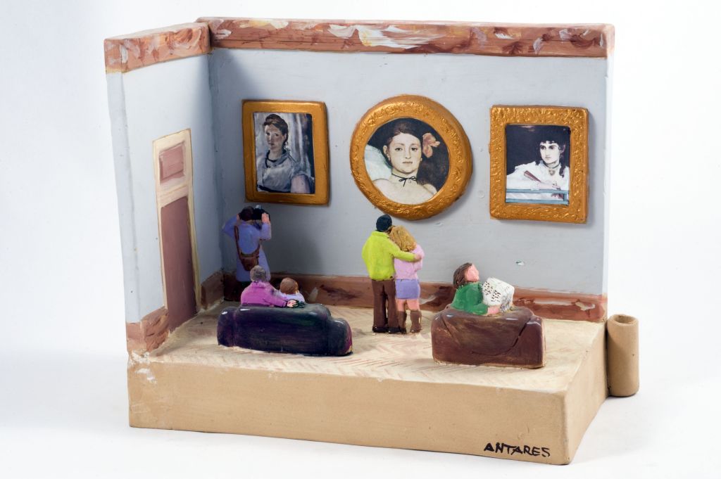 Museo d'Arte, sala di museo con quadri e visitatori (fischietto, a fessura interna, strumenti musicali) di Ippolito Giovanni (ceramista) - laboratorio (2002)