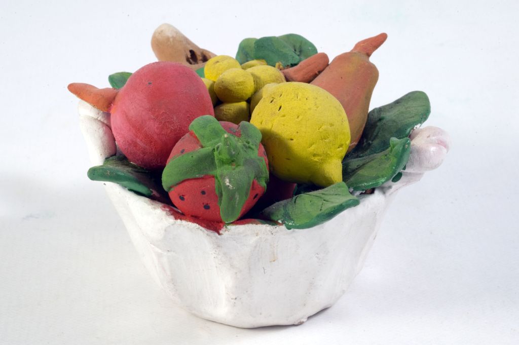 Frutta, piatto con frutta (fischietto, a fessura interna, strumenti musicali) di Samarelli Giuseppe Antonio (ceramista) - laboratorio (1988)