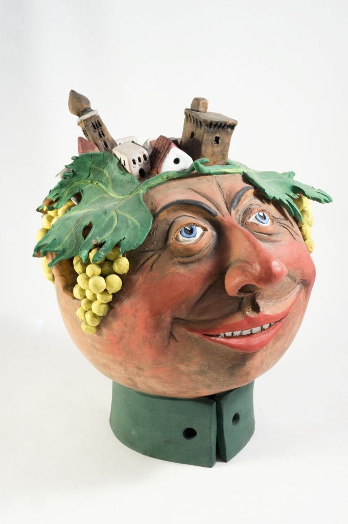 Bacco, bacchetto e fishietto, figura maschile con grappoli di uva e abitazioni (fischietto, a fessura interna, strumenti musicali) di Altieri Trifone - laboratorio (1993)