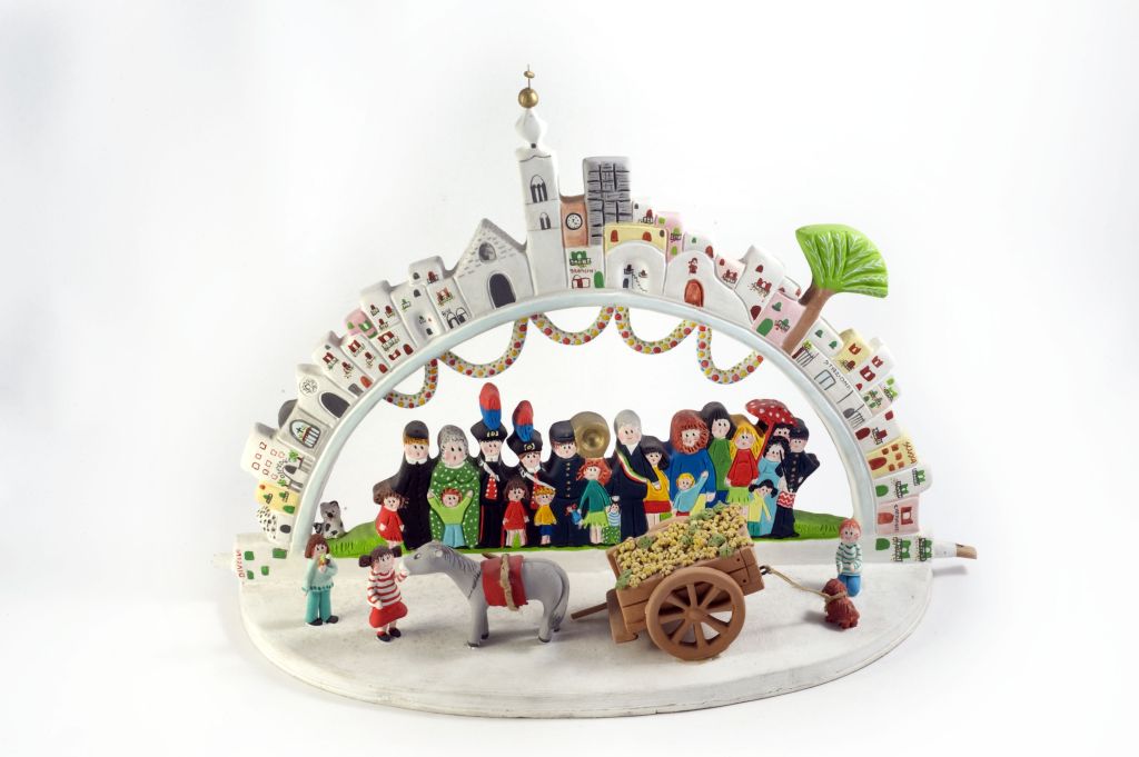 Rutigliano in festa, abitazioni con figure umane (fischietto, a fessura interna, strumenti musicali) di Capasso Patrizia (ceramista) - laboratorio (1991)