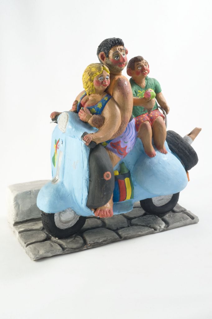 Gita al mare, motocicletta con figure sedute (fischietto, a fessura interna, strumenti musicali) di Porcelli Lorenzo - laboratorio (1998)