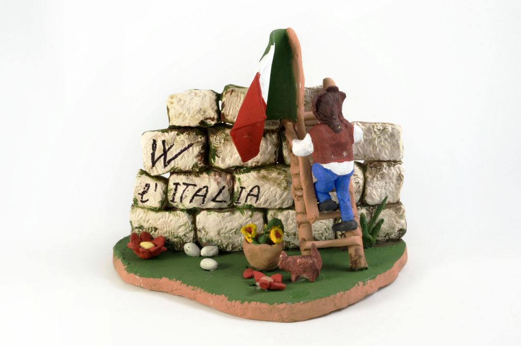 W l'Italia, figura maschile con scala e bandiera italiana (fischietto, a fessura interna, strumenti musicali) - università (2010)