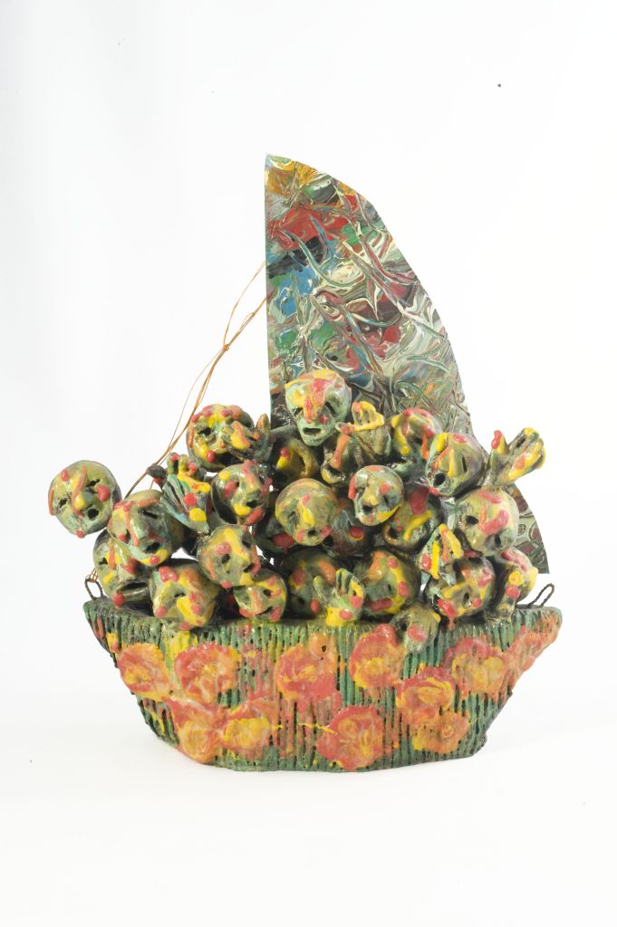 Crociera di lavoro, imbarcazione con figure stilizzate (fischietto, a fessura interna, strumenti musicali) di D’Ambrosio Franco (ceramista) - laboratorio (2009)