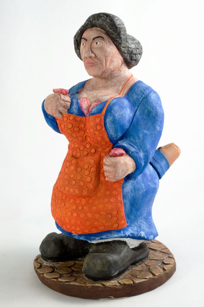 Il cavò d'altri tempi, figura maschile in abiti femminili (fischietto, a fessura interna, strumenti musicali) di Cerri Marilyn - laboratorio (2013)