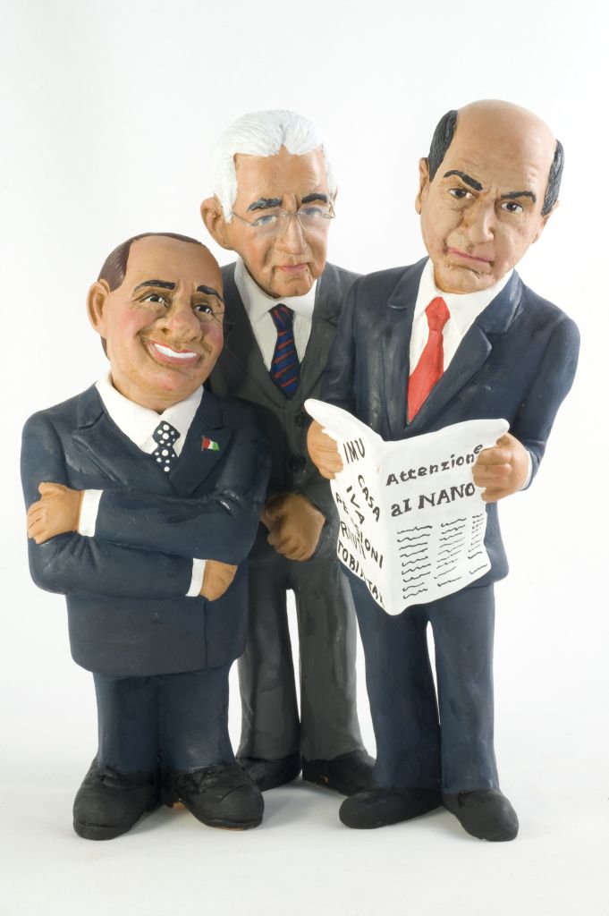 Attenzione al nano, tre figure maschili in abito (fischietto, a fessura interna, strumenti musicali) di Leone Pietro (ceramista) - laboratorio (2012)