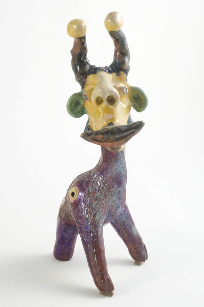 Casato, ovvero cornuto con le palle sopra, animale fantastico (fischietto, a fessura interna, strumenti musicali) di Moresca Giuseppe (ceramista) - laboratorio (2007)