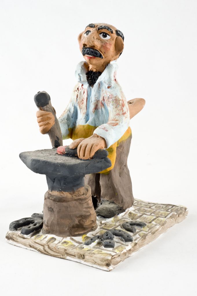 Fabbro, figura maschile davanti l'incudine (fischietto, a fessura interna, strumenti musicali) di Pola Isabella - scuola (2005)