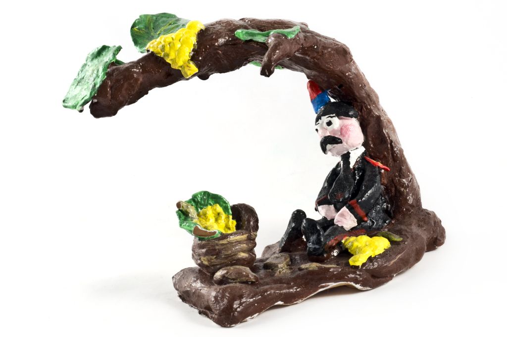 Il riposo del guerriero, carabiniere seduto sotto un albero (fischietto, a fessura interna, strumenti musicali) di Lamparelli Francesca Rosa - scuola (1989 post - 2015 ante)