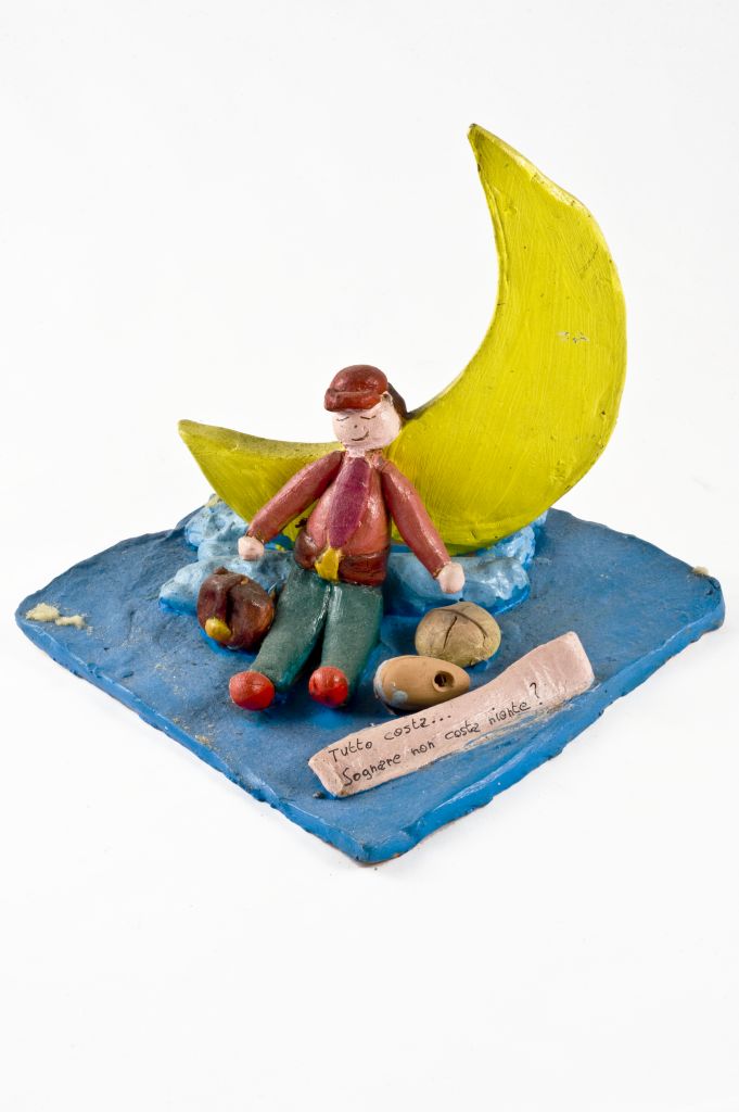 Tutto costa… sognare non costa niente?, figura seduta con dietro una luna (fischietto, a fessura interna, strumenti musicali) di Pavone Leonardo - scuola (2007)