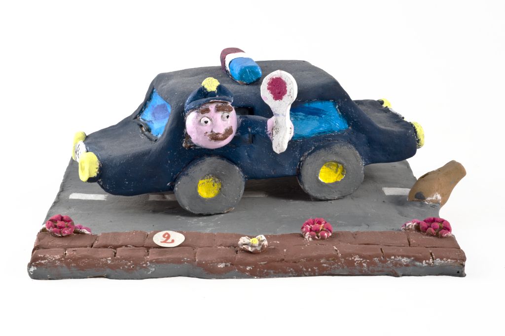 Pericolo in strada, auto dei carabinieri con figura maschile (fischietto, a fessura interna, strumenti musicali) di Farella Loena - scuola (2013)