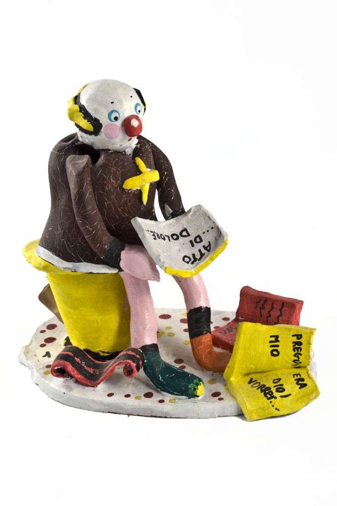 Letture "difficoltose" particolarmente impegnative, figura maschile seduta con quotidiano (fischietto, a fessura interna, strumenti musicali) di Nardella Alessandro - scuola (2011)