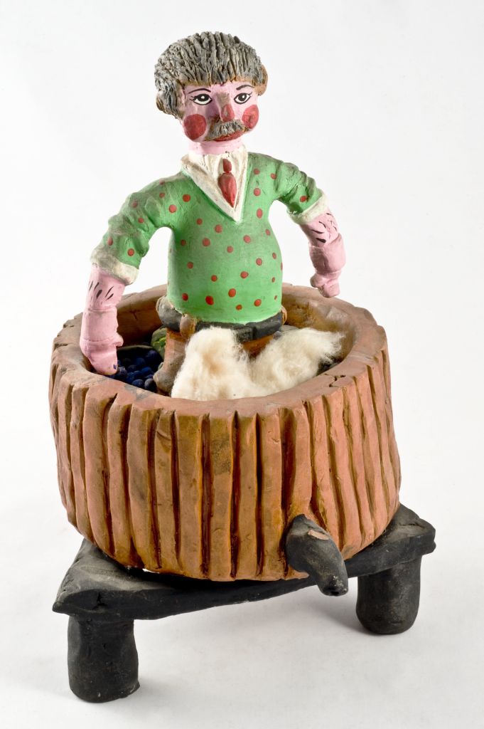 La pigiatura dell’uva, figura dentro una tinozza (fischietto, a fessura interna, strumenti musicali) di Giorelli Michele - scuola (1997)