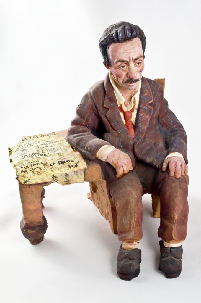 Crisi... a da’ passa’ a nuttat, figura maschile seduta su una sedia (fischietto, a fessura interna, strumenti musicali) di Moccia Vito (ceramista) - laboratorio (2009)