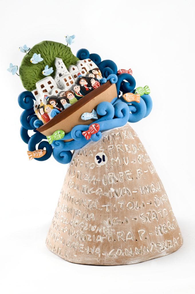 Si salvi chi può, imbarcazione con figure e abitazioni (fischietto, a fessura interna, strumenti musicali) di Capasso Patrizia (ceramista) - laboratorio (2012)