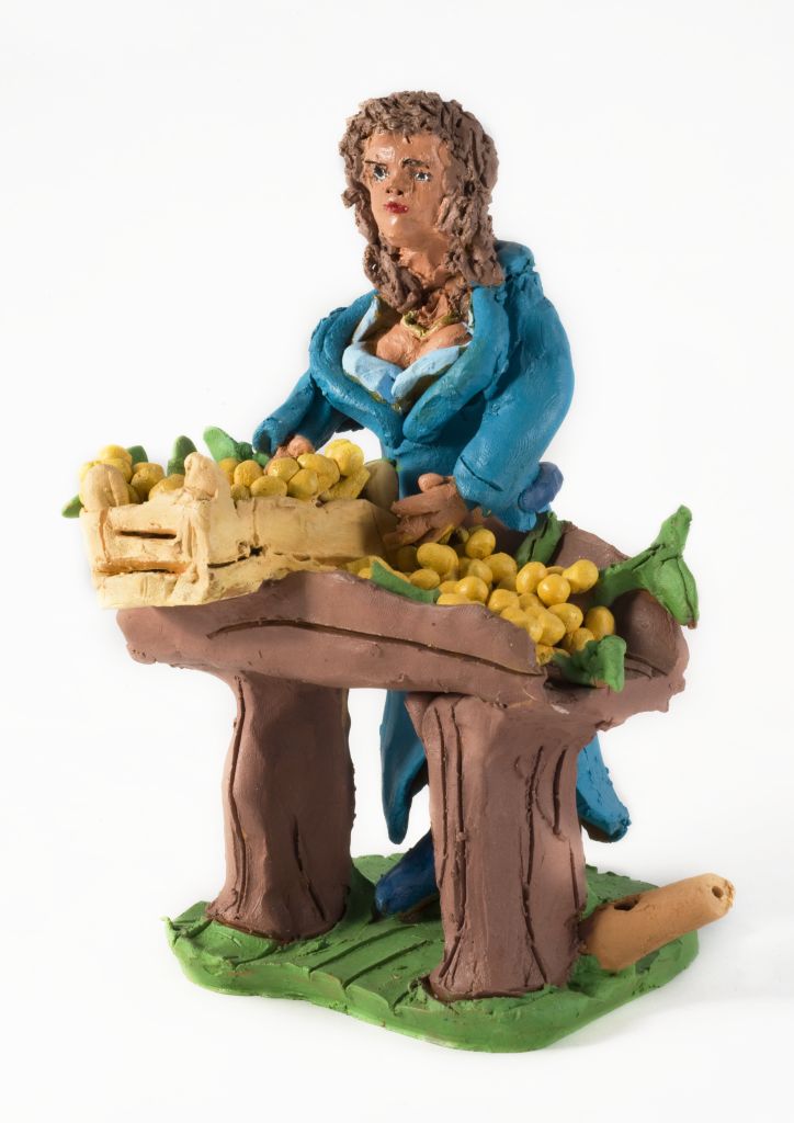Imballatrice d'uva, figura femminile con frutta (fischietto, a fessura interna, strumenti musicali) di Damato Palma Antonio - laboratorio (2015)