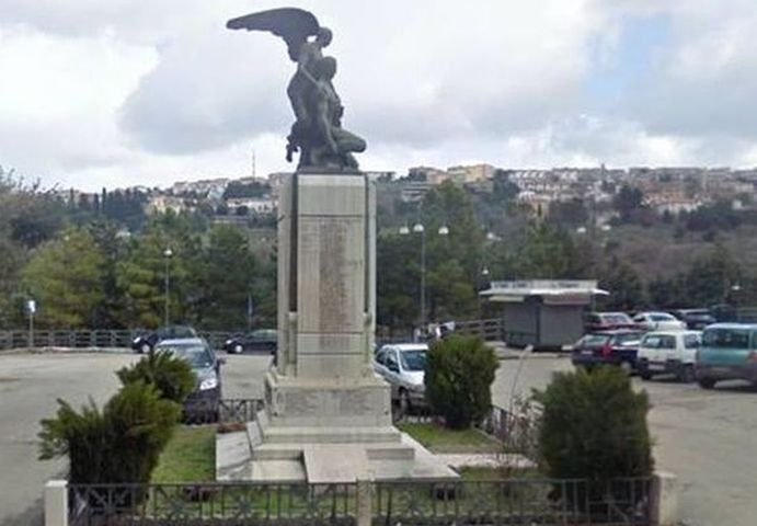 allegoria del soldato come eroe antico che porta la bandiera, allegoria della Vittoria come donna vestita all'antica, allegoria della città (monumento ai caduti - a cippo) di Puchetti Enzo, Del Monaco Domenico (laboratorio) - bottega molisana (primo quarto, terzo quarto XX, XX, XX)