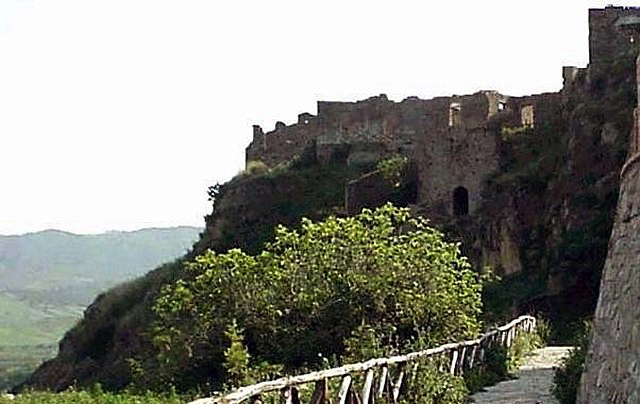 Resti del castello di Mocta Bruttiano o Rocca d'Armenia Bruzzano Zeffirio (castello, medievale) - Bruzzano Zeffirio (RC) 