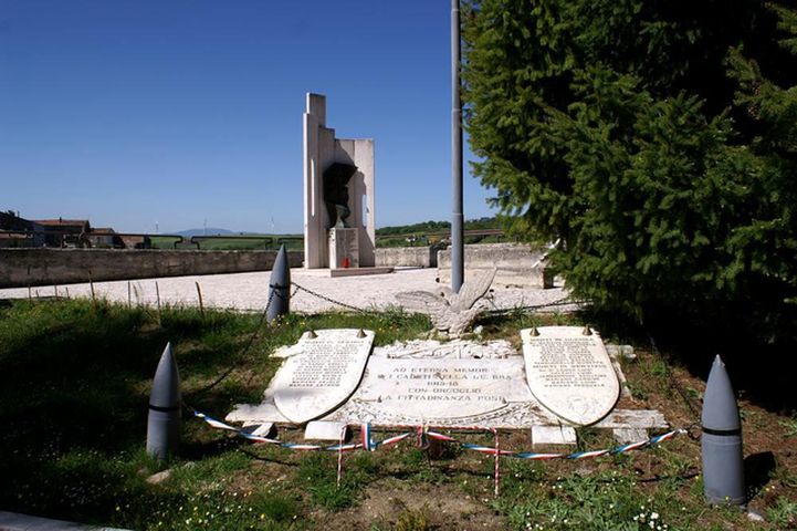 monumento ai caduti - a stele di Napoli Pasquale (attribuito) - bottega molisana (ultimo quarto XX)