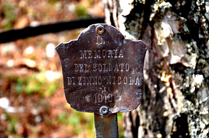 targa commemorativa, serie di Pistilli Sipio Renato (attribuito), Di Toro Michele (officina), Di Lauro Vincenzo (bottega) - ambito molisano (secondo quarto XX)