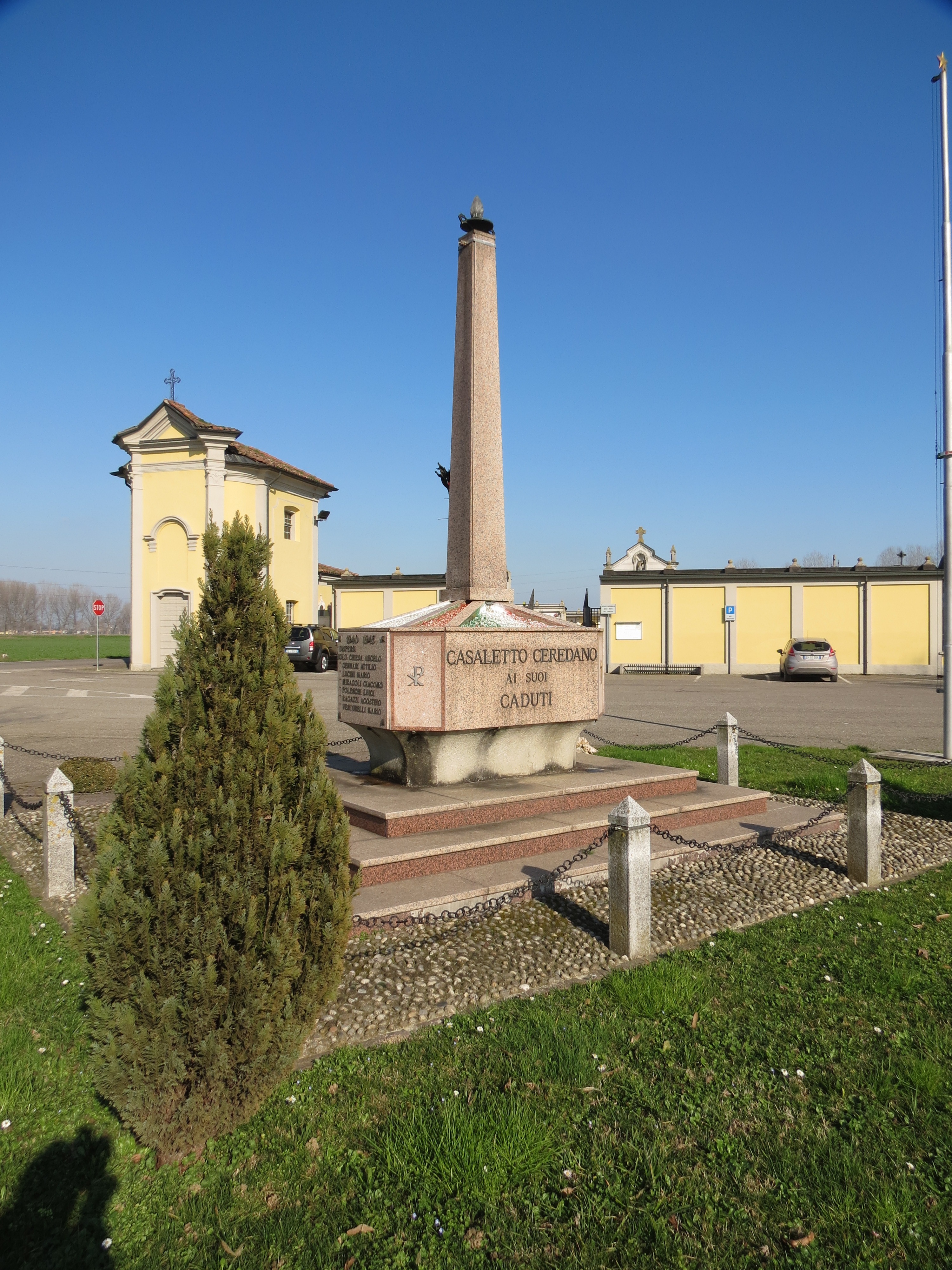 braccio poggiato su di un libro che regge una fiaccola, croce, monogramma cristologico (monumento ai caduti - ad obelisco) di Fonderia Artistica Cubro (officina) - ambito lombardo (sec. XX)