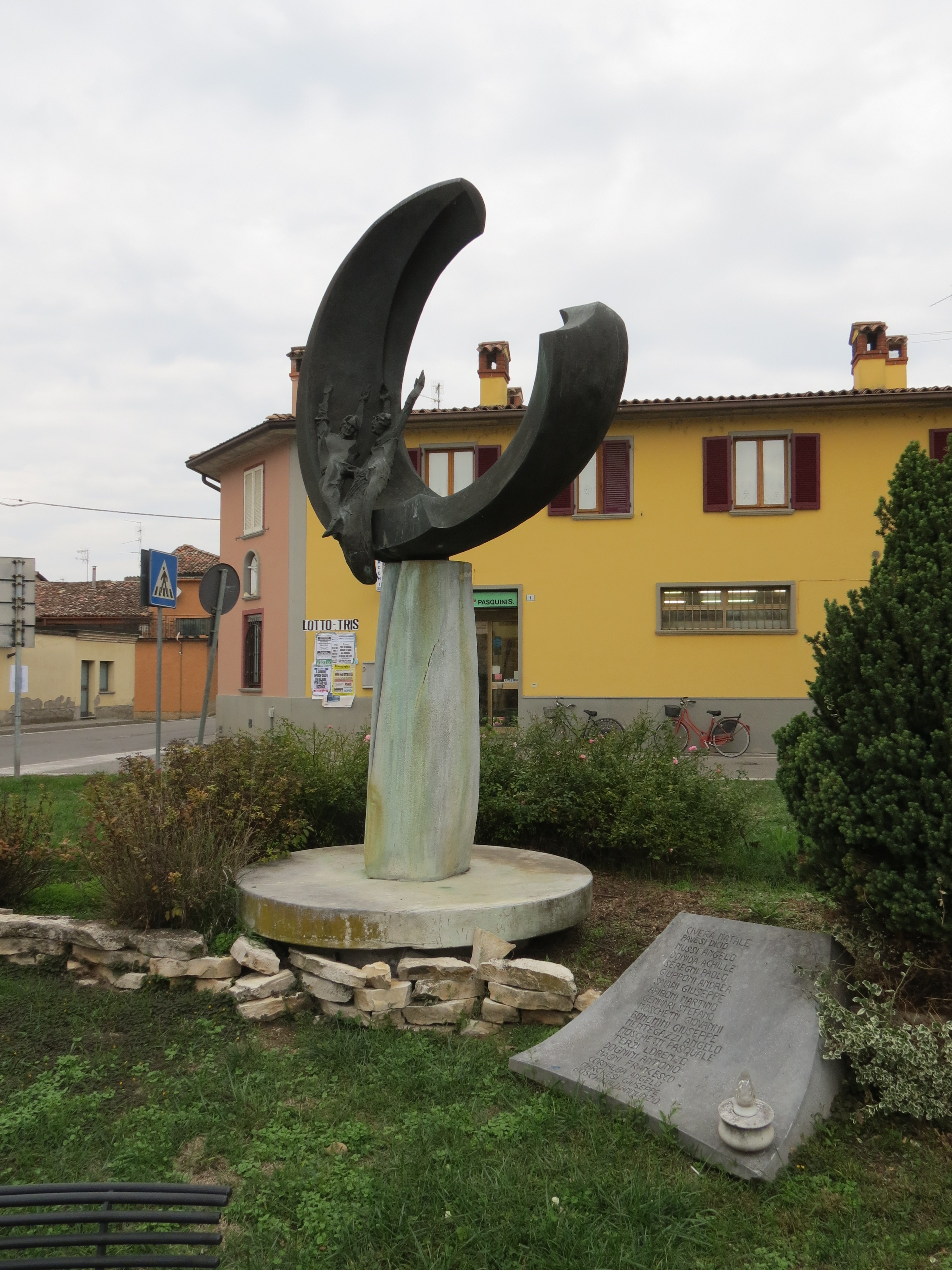 mezzaluna con figura maschile e figura femminile (monumento ai caduti - a cippo) di Toffetti Mario (sec. XX)