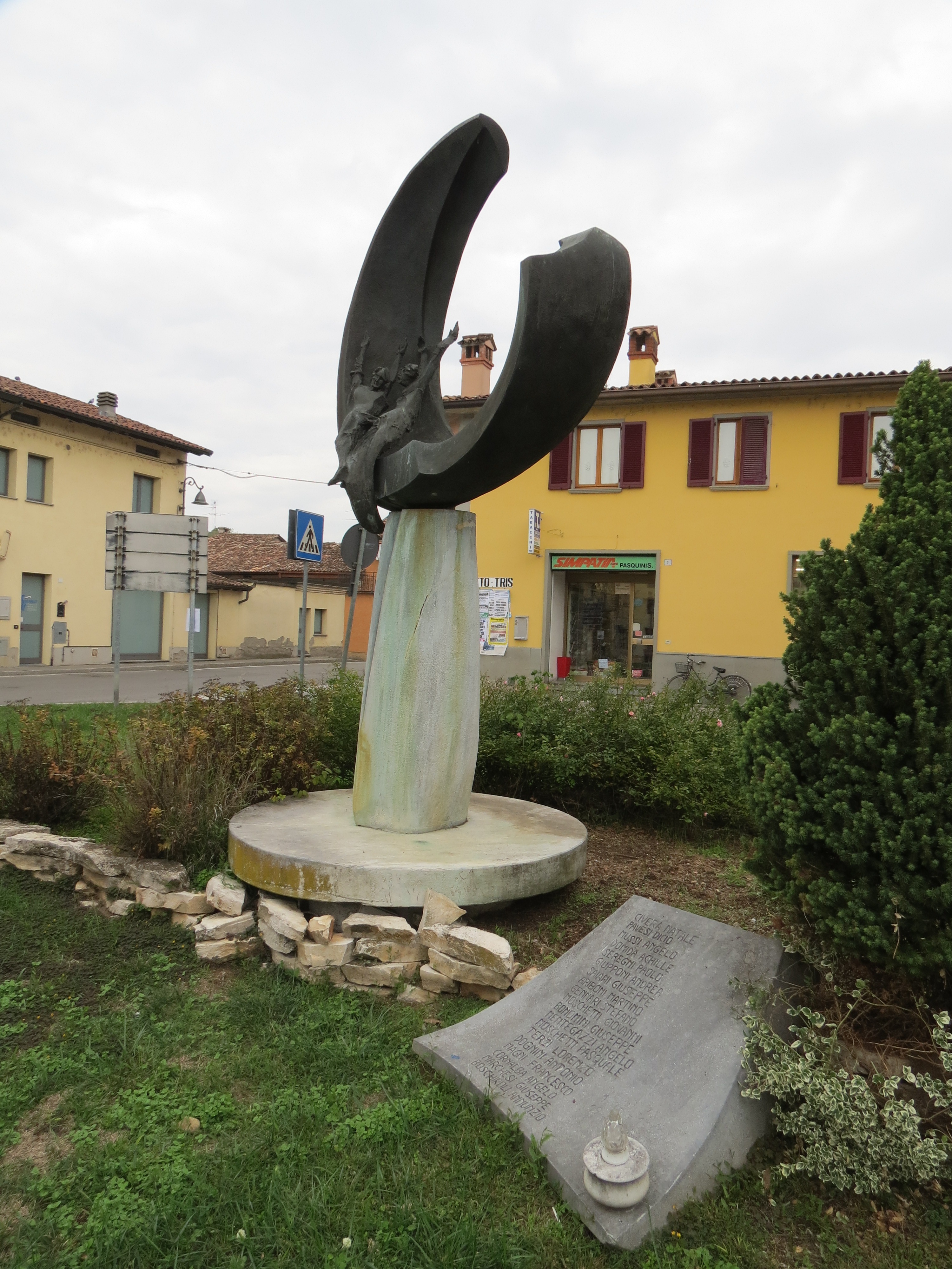 mezzaluna con figura maschile e figura femminile (monumento ai caduti - a cippo) di Toffetti Mario (sec. XX)