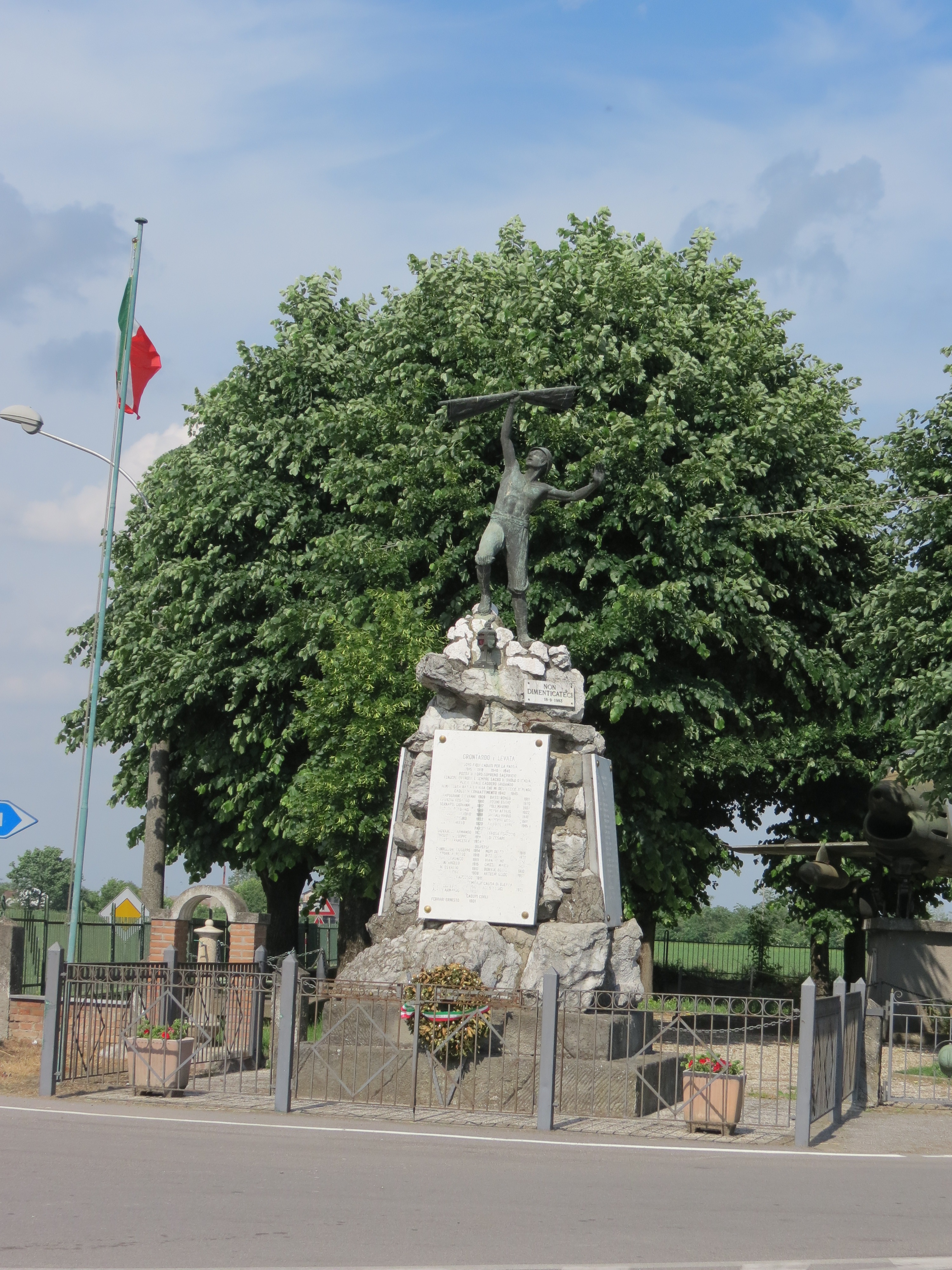 figura di soldato che porta la bandiera (monumento ai caduti - a montagna figurata) - ambito italiano (sec. XX)