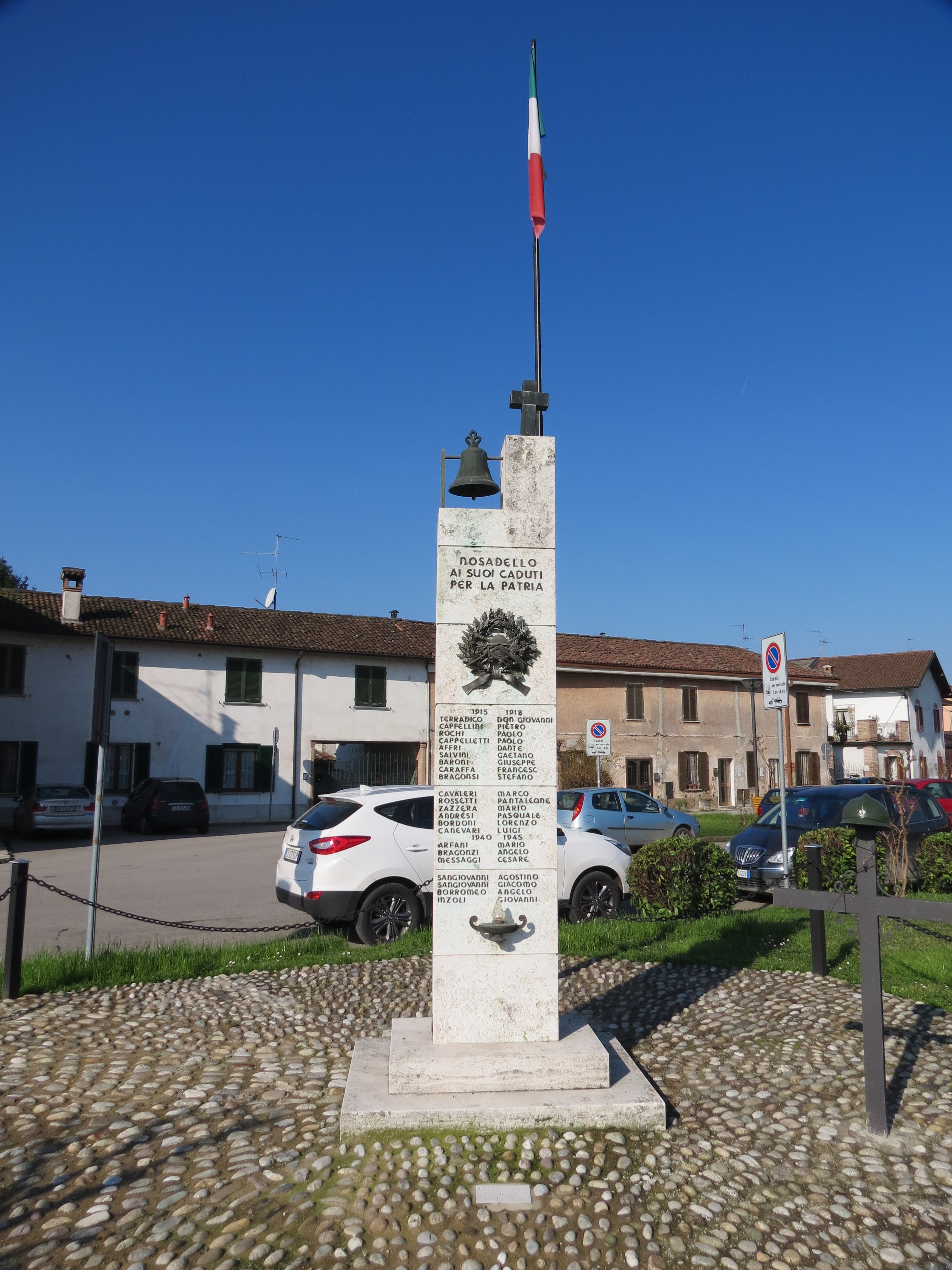 Ghirlanda con armi e bandiera (monumento ai caduti - a stele) - ambito italiano (sec. XX)