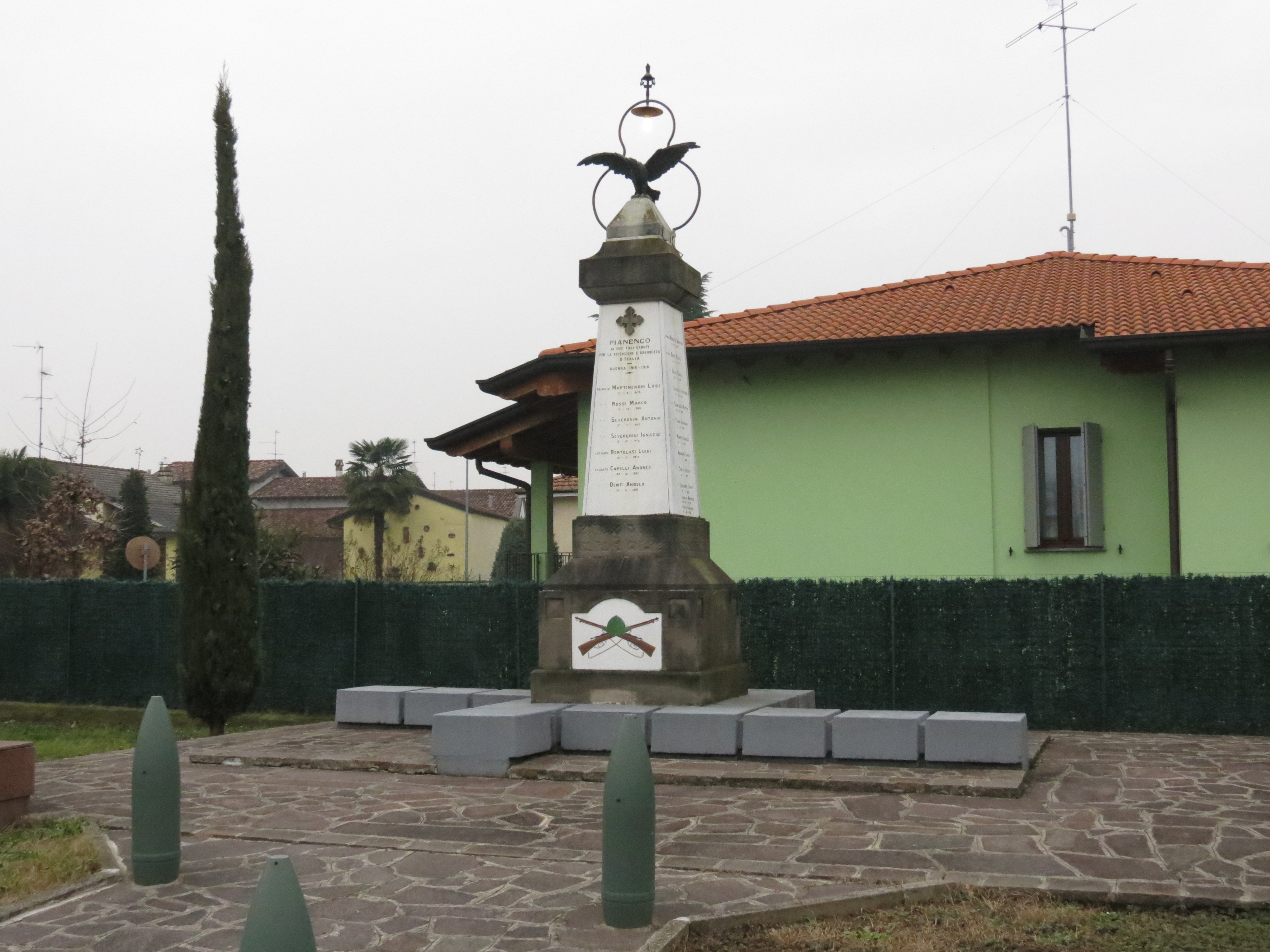 allegoria della Vittoria come aquila, armi (monumento ai caduti - ad obelisco) - ambito italiano (sec. XX)