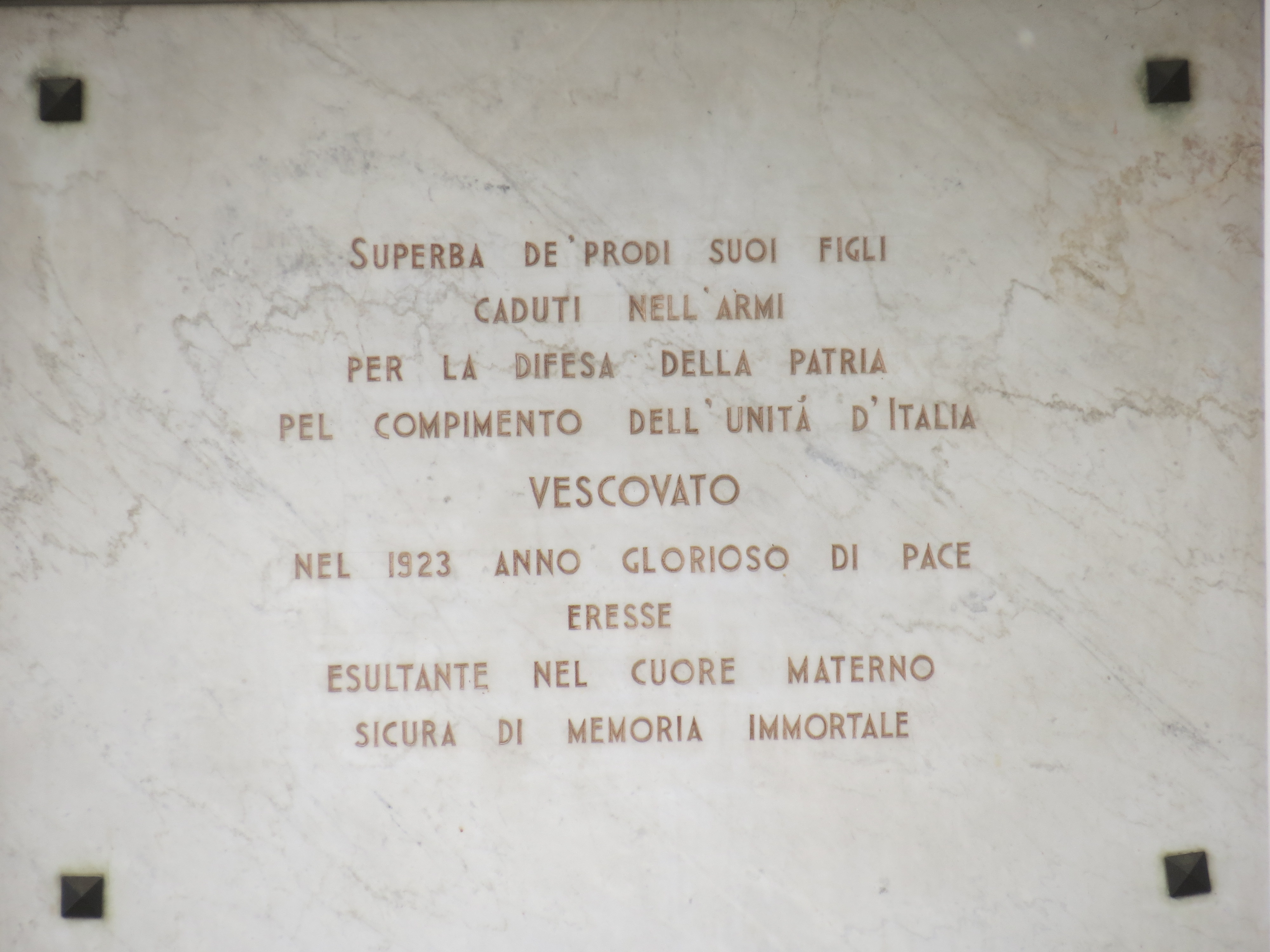 motivi decorativi vegetali (lapidi all'interno della cappella) (monumento ai caduti - a lapide) - ambito italiano (sec. XX)