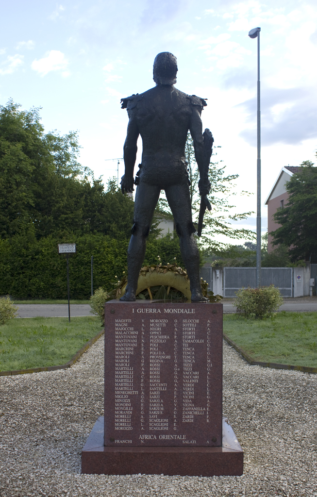 figura di soldato (monumento ai caduti - a cippo, opera isolata) di Falchi Aldo (sec. XX)