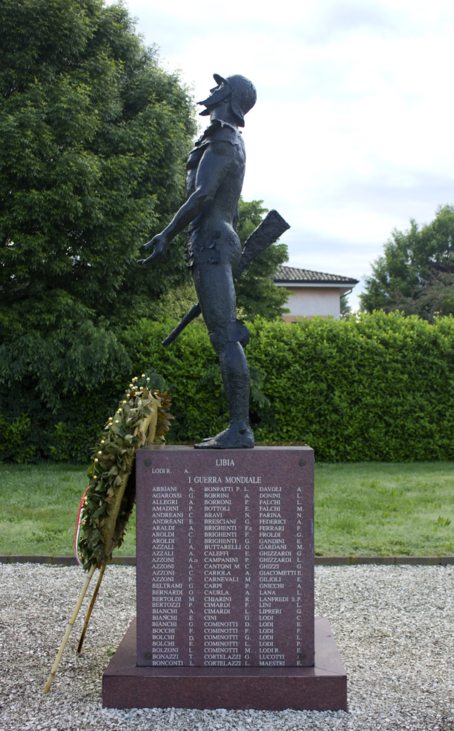 figura di soldato (monumento ai caduti - a cippo, opera isolata) di Falchi Aldo (sec. XX)