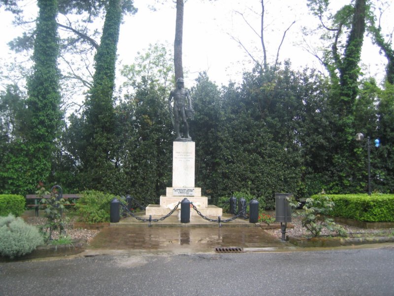 Allegoria del soldato come eroe antico (monumento ai caduti - a cippo) di Griselli Italo Orlando (attribuito) - ambito toscano (prima metà sec. XX)